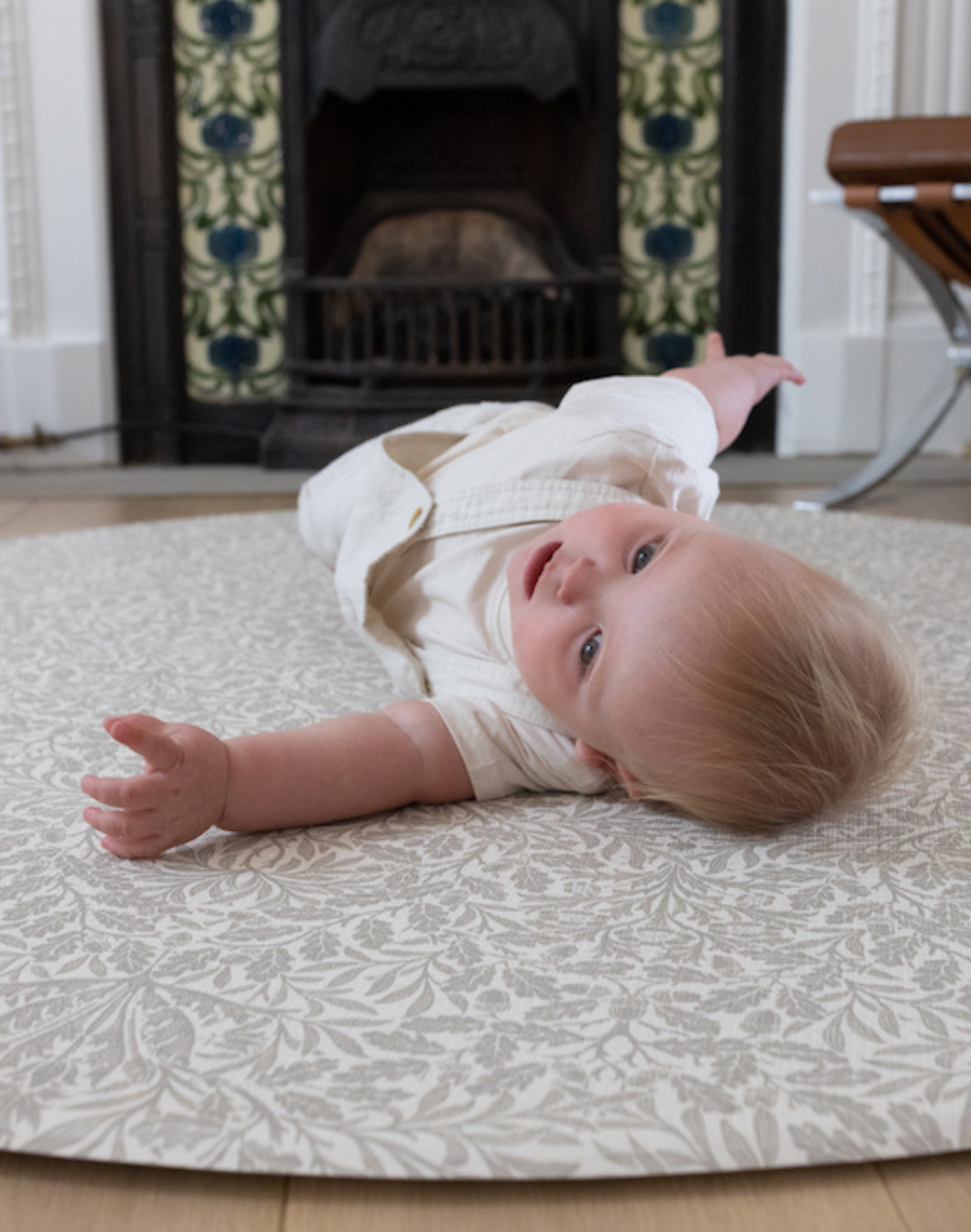 totter and tumble round Spielmatte in morris & co grey acorn print with baby rolling perfect safe and supportive play foam mats