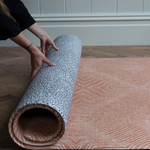 Hands unroll schuim spelmatta with reversible designs to complement the home 