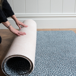 Unrolling the omkeerbare speelmat with two designs for more choice in the family home 