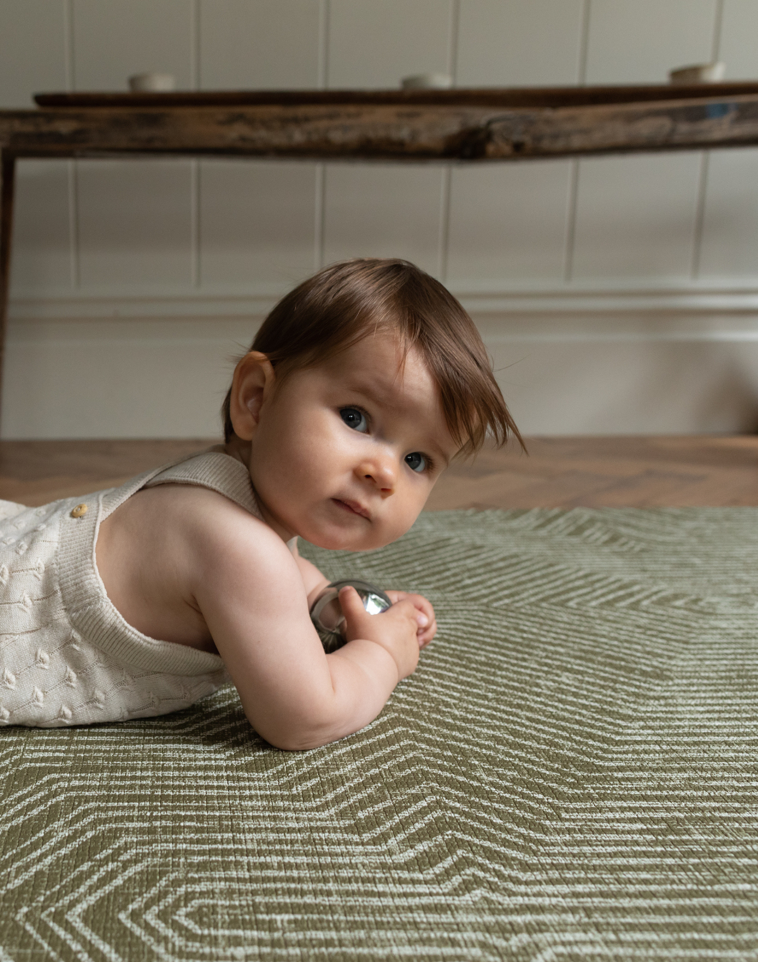 Baby enjoys play time in comfort with the apoyo tapete de juego