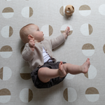 Baby plays on Memory-Schaum-Matte with a modern organic design that looks stylish 