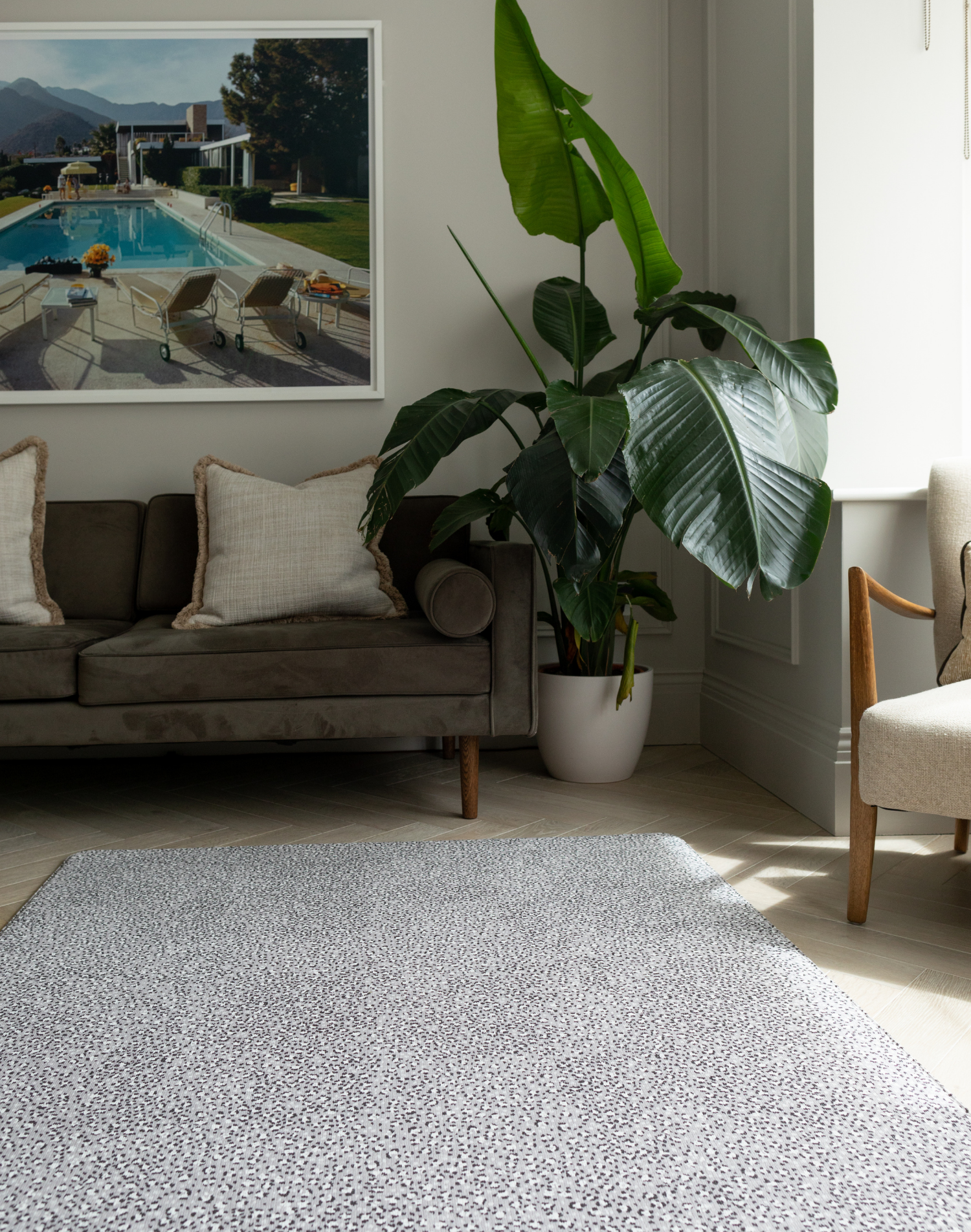 Family living room with tapis de jeu gris