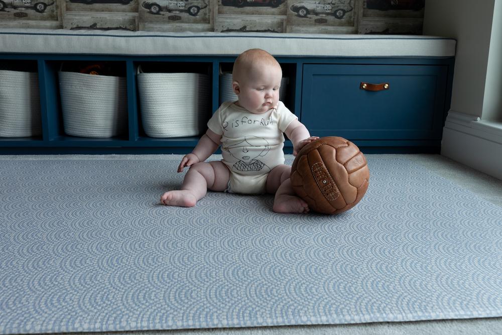 El bebé juega en la alfombra de juego reversible para bebés The Seafarer y The Keeper alfombra de juego de lujo de espuma con memoria de una sola pieza para bebés