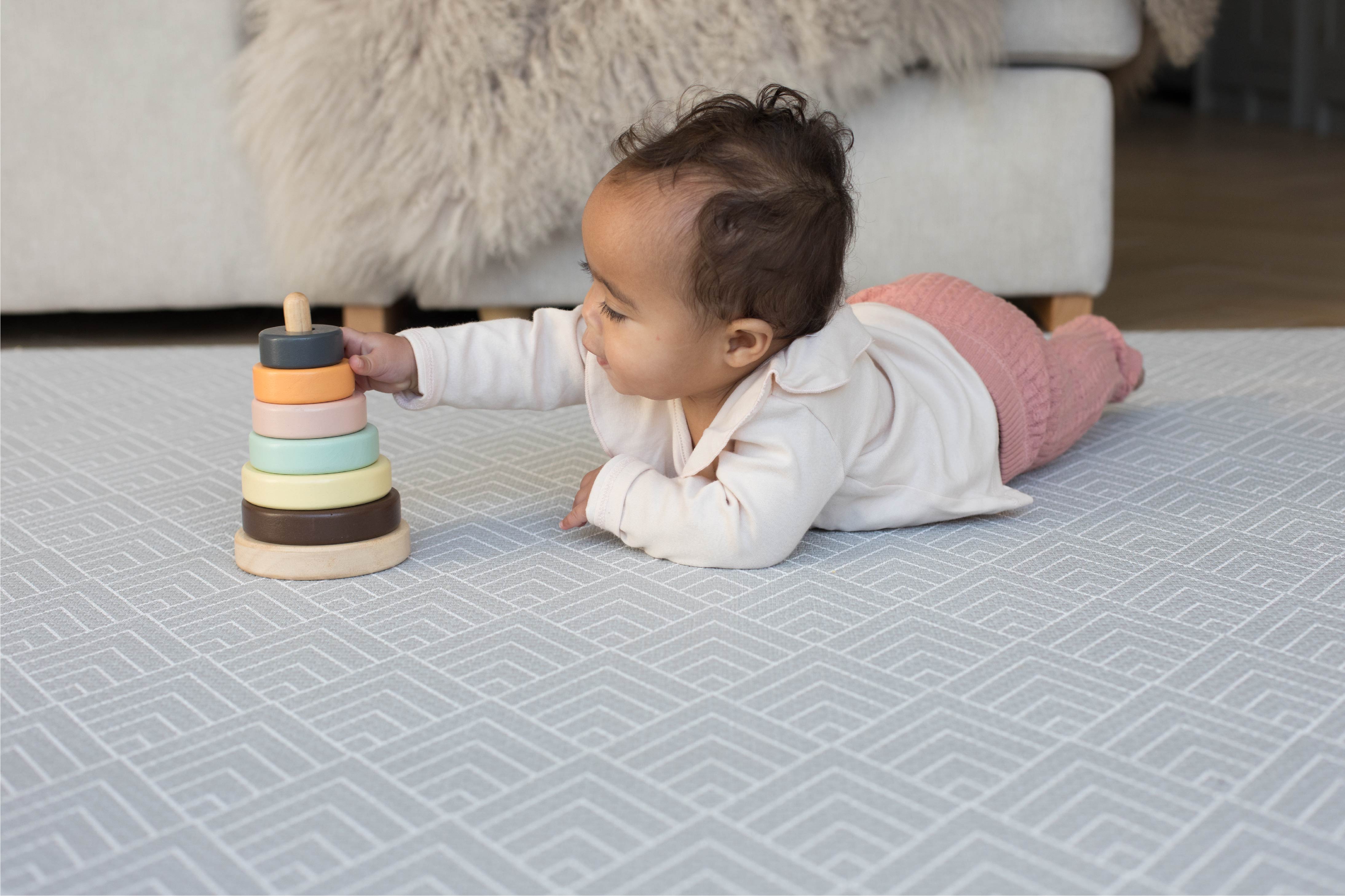 totter and tumble luxe speelmatten in little Nomad grijs chevron design met omkeerbare Dreamer terracotta zeshoekig fun design memory foam speelmatten voor kinderen